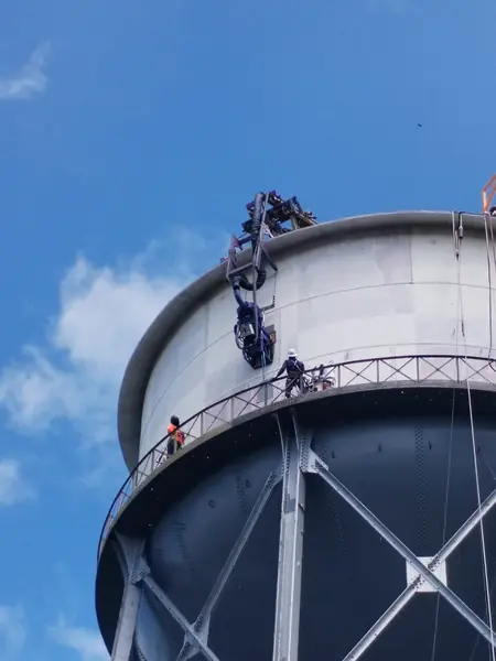 Equipo suspendido para preparación de superficie en tanque de agua elevado