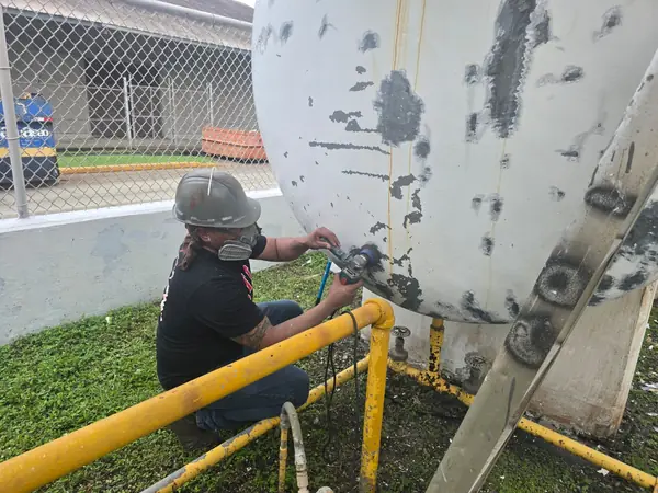 Reparación puntual de recubrimiento en tanque industrial