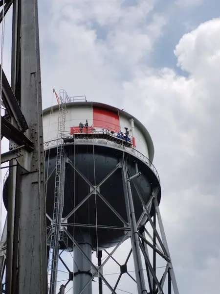 Tanque elevado con estructura metálica en proceso de mantenimiento
